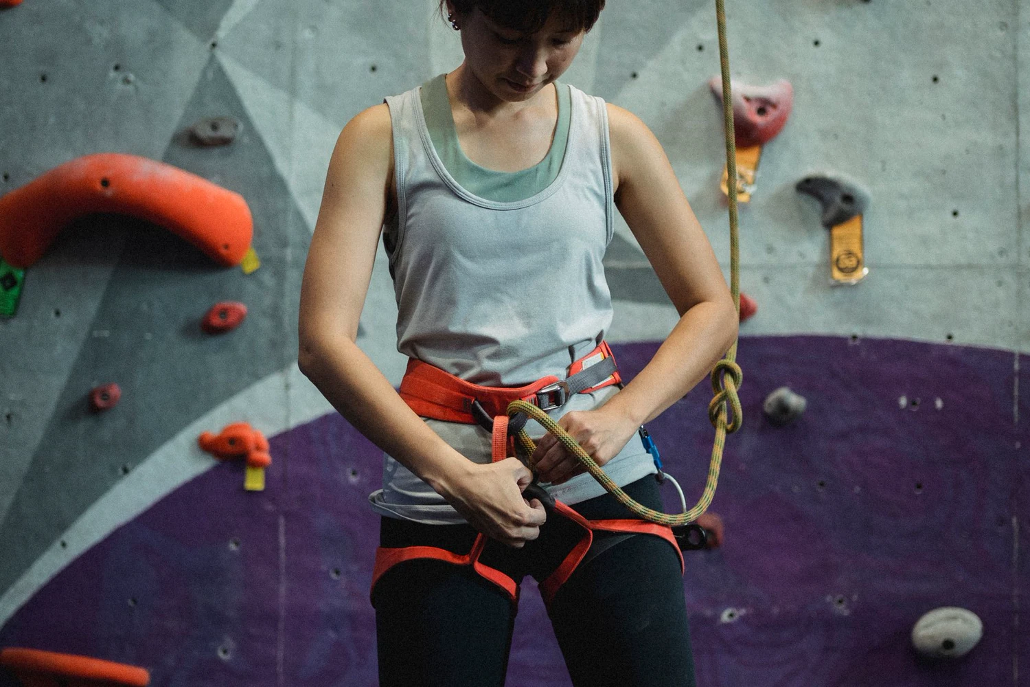 Portada de la comparativa de los mejores arneses de escalada para mujer de 2026